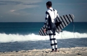Idean un traje para surfistas que evita el ataque de tiburones