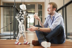 Ingenieros franceses crean el primer robot humanoide impreso en 3D que puede construir y programar cualquier usuario