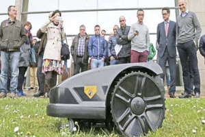 La compañía gallega Smarttek saca al mercado un robot cortacésped que se maneja desde el móvil